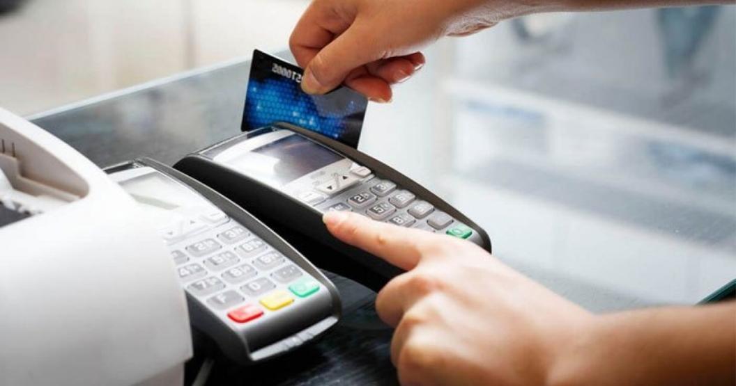 Quẹt thẻ Visa debit qua máy POS để thanh toán an toàn.